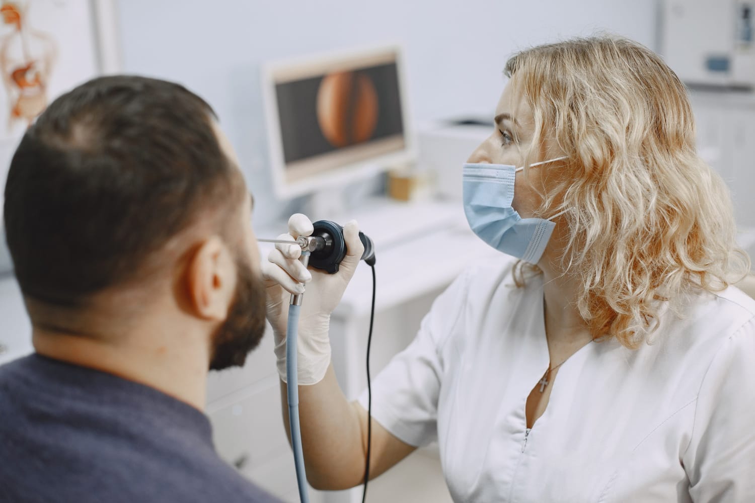 otologia clinica e paciente sendo atendido por uma medica